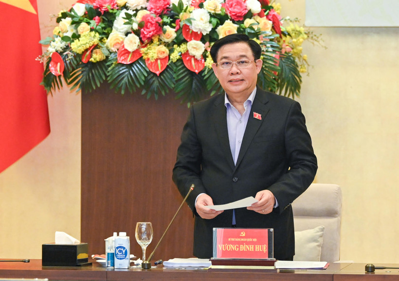 Chủ tịch Quốc hội Vương Đình Huệ phát biểu mở đầu, gợi mở các nội dung thảo luận tại buổi làm việc.