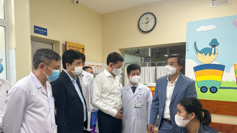 Thứ trưởng Y tế Trần Văn Thuấn kiểm tra công tác phòng, chống bệnh sởi tại Bệnh viện Nhi Trung ương. (Ảnh: Bộ Y tế)