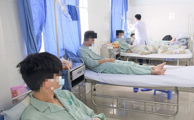 Học sinh nhập Bệnh viện Bãi Cháy, Quảng Ninh sau khi dùng thuốc lá điện tử. (Ảnh: Bệnh viện cung cấp)