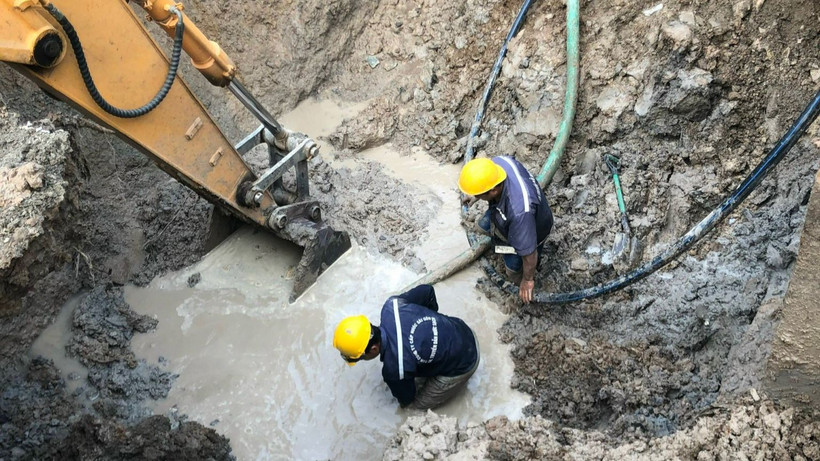 Các đơn vị tham gia khắc phục sự cố xì bể lớn tuyến ống cấp nước D1500mm nằm dọc theo đường Phạm Văn Đồng. 