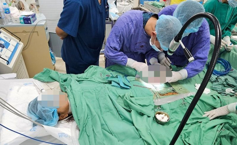 Các bác sĩ can thiệp ECMO cho bệnh nhân.