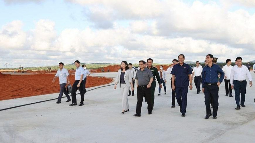 Cảng hàng không Phan Thiết tại xã Thiện Nghiệp, phía Đông Bắc thành phố Phan Thiết, cách trung tâm thành phố khoảng 19km và cách khu du lịch Hàm Tiến, Mũi Né chỉ khoảng 8km.