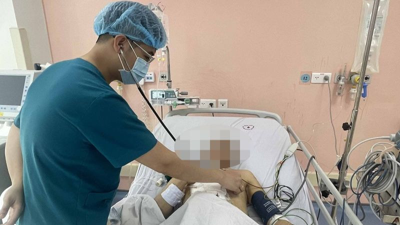 Bác sĩ khám cho bệnh nhân bị suy tim do nắng nóng.