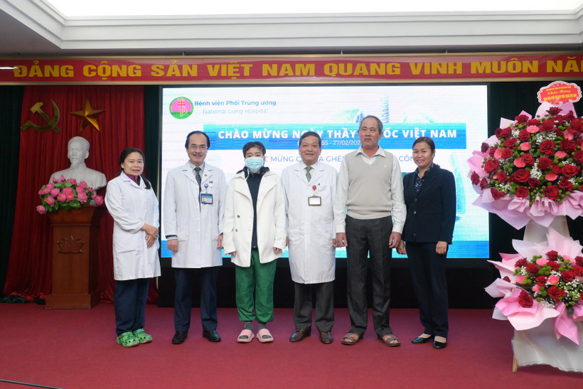 Hai người bệnh được ghép phổi thành công chúc mừng và tri ân Nhân dịp Ngày thầy thuốc Việt Nam.
