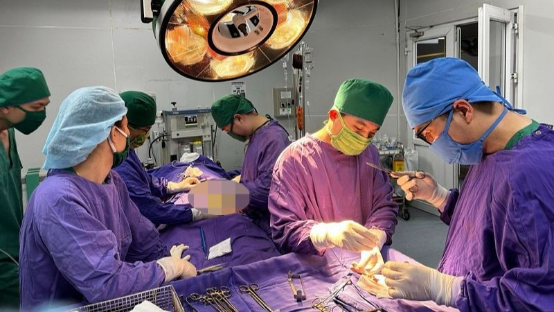 Các bác sĩ phẫu thuật cấp cứu cho người bệnh.