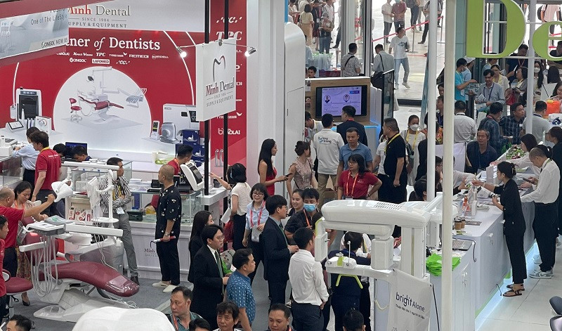 Gần 400 gian hàng giới thiệu những trang thiết bị và vật liệu nha khoa hiện đại nhất trên thế giới.
