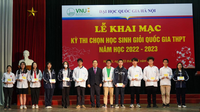 Trưởng Ban Đào tạo Đại học Quốc gia Hà Nội-GS, TSKH Nguyễn Đình Đức cùng các học sinh tham dự Kỳ thi chọn học sinh giỏi quốc gia THPT năm học 2022-2023.