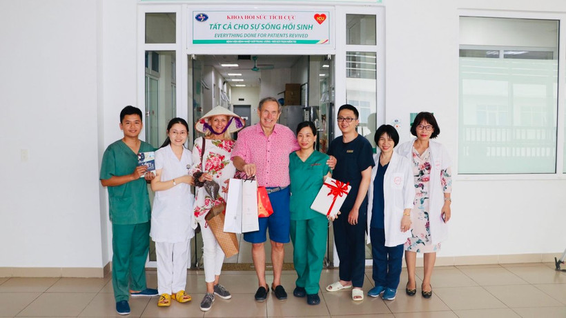 Ông Dixong John Garth và bà Shan Coralie Barker đã trở về Việt Nam cảm ơn các y, bác sĩ tại Bệnh viện Bệnh Nhiệt đới Trung ương.