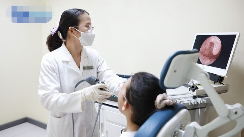 Bác sĩ nội soi tai mũi họng cho bệnh nhi.