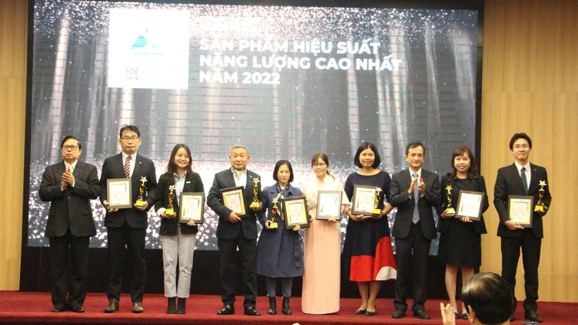 Đại diện 9 thương hiệu nhận Cúp Người dẫn đầu.