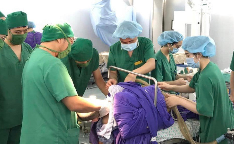 Các bác sĩ phẫu thuật cho người bệnh.