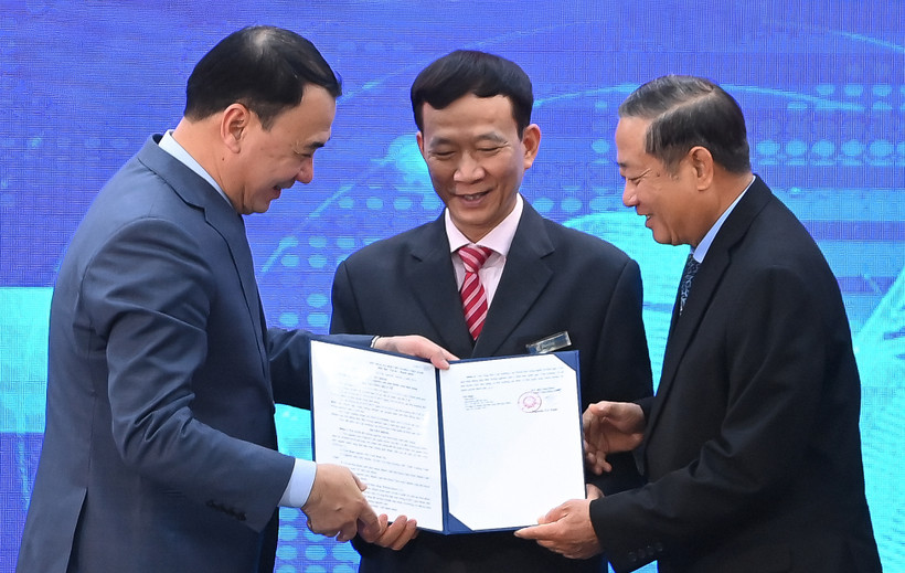 Tiến sĩ Nguyễn Ngô Quang, Cục trưởng Cục Khoa học công nghệ và Đào tạo, Bộ Y tế, (bên trái) trao Quyết định phê duyệt triển khai thử nghiệm lâm sàng VISTA-1 cho đại diện Bệnh viện Đa khoa Tâm Anh.