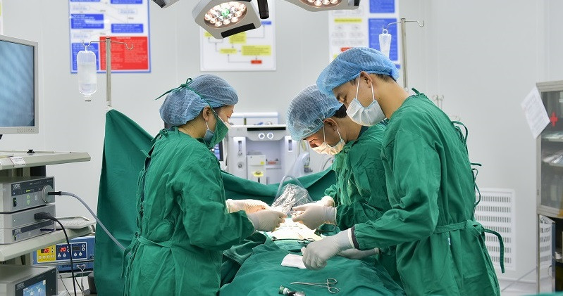 Các bác sĩ can thiệp cho bệnh nhân.