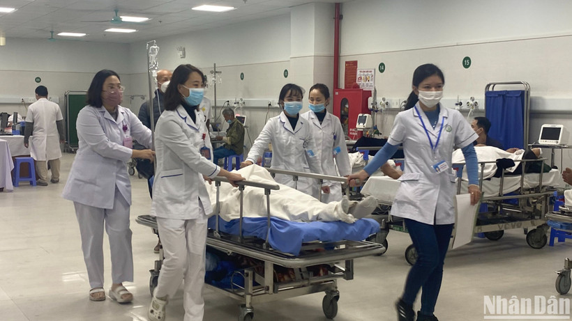 Đưa bệnh nhân đi phẫu thuật.