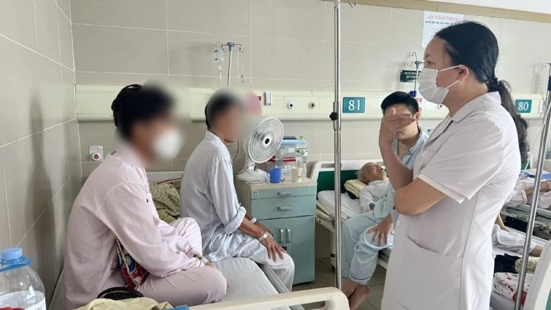 Bác sĩ tuyên truyền cho người bệnh về tác hại thuốc lá điện tử.