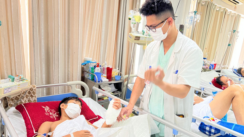 Bệnh nhi được nối tay sau tai nạn. 