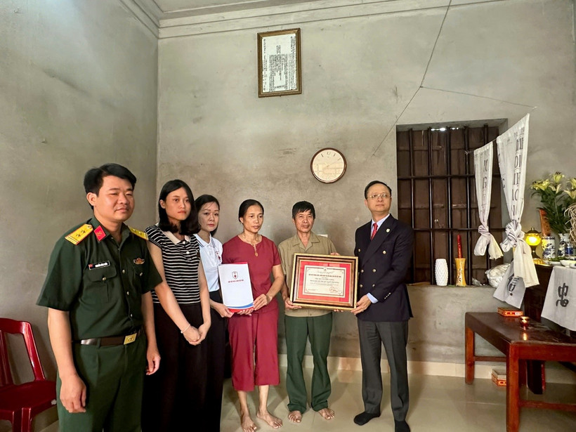Hiệp hội Phòng cháy chữa cháy và Cứu nạn cứu hộ Việt Nam và Lữ đoàn công binh 513, quân khu 3 - Bộ Quốc phòng đến thăm hỏi, động viên gia đình Đại úy Nguyễn Đình Khiêm - Đại đội trưởng Đại đội 3, Tiểu đoàn 1, Lữ đoàn 513, Quân khu 3