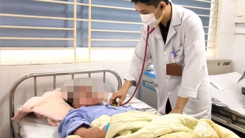 Bệnh nhân nằm điều trị tại Khoa Nội tổng hợp, Bệnh viện Bệnh Nhiệt đới Trung ương.