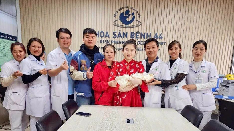 Các nhân viên y tế chúc mừng gia đình sản phụ. 