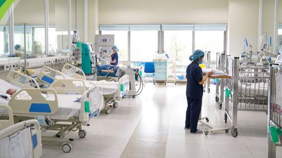 Bệnh nhi đang được điều trị lọc máu tại Khoa Điều trị tích cực Nội khoa.