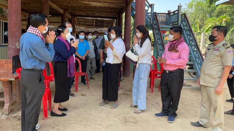 Đoàn Bộ Y tế Campuchia đến thăm và tuyên truyền công tác phòng lây nhiễm cúm gia cầm cho người dân tại nơi xảy ra vụ việc. (Ảnh: Fresh News)