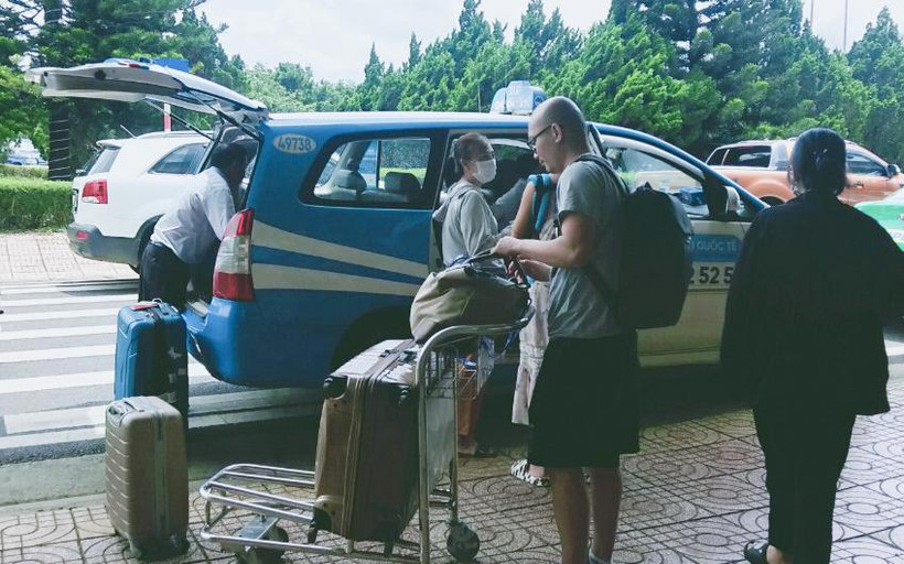 Taxi đón khách tại sân bay Liên Khương.