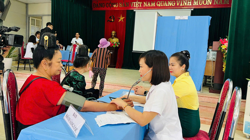Khám sàng lọc sức khỏe cho phụ nữ.