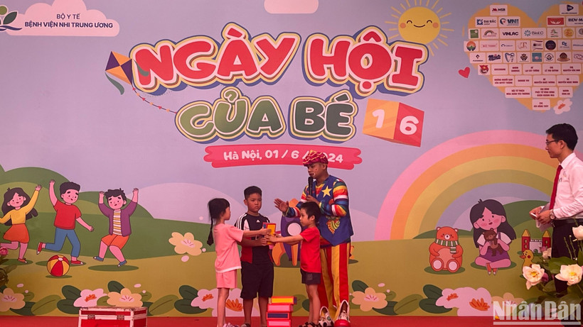 Các bệnh nhi tham gia giao lưu trên sân khấu.