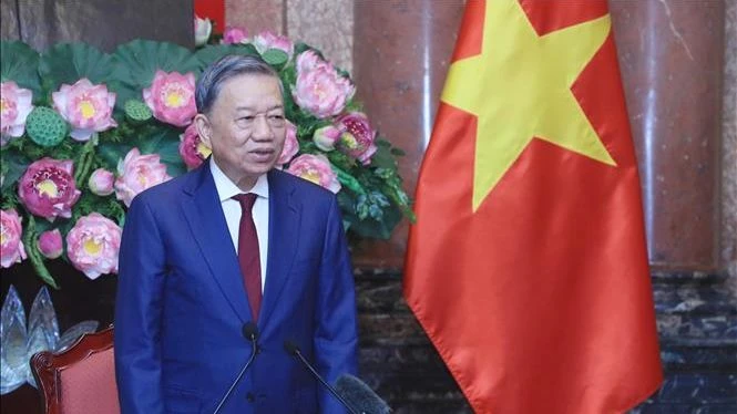 Chủ tịch nước Tô Lâm nói chuyện với các cựu chiến binh Sư đoàn 308. (Ảnh: Lâm Khánh/TTXVN)
