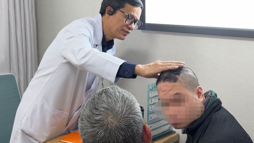 Phó Giáo sư, Tiến sĩ Đồng Văn Hệ khám cho bệnh nhân.