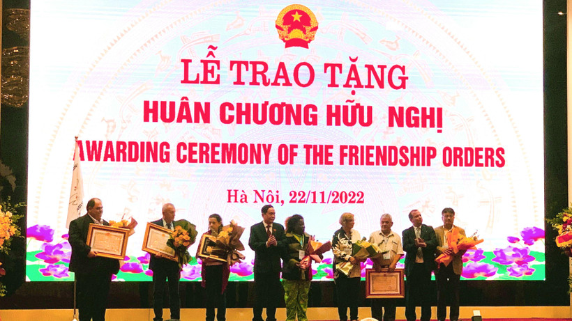 Đồng chí Trần Thanh Mẫn, Ủy viên Bộ Chính trị, Phó Chủ tịch Thường trực Quốc hội trao tặng Huân chương Hữu nghị cho Hội đồng Hòa bình thế giới và các lãnh đạo cấp cao của tổ chức.