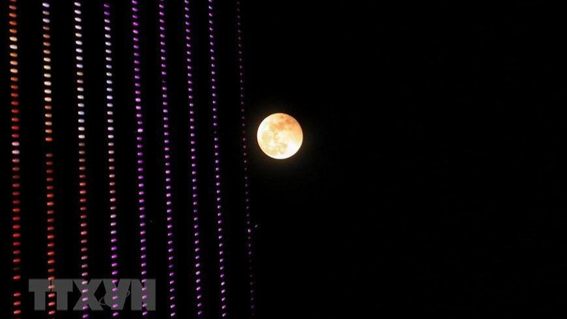 Nguyệt thực toàn phần trên bầu trời Hà Nội.