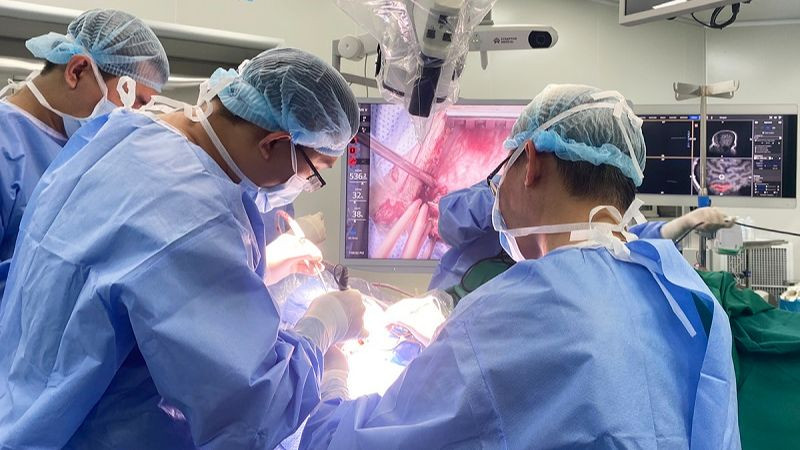 Các bác sĩ tiến hành phẫu thuật cho người bệnh. 
