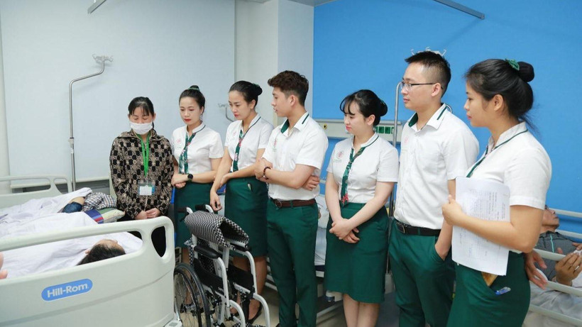 Nhân viên Ban Công tác xã hội của bệnh viện ủng hộ động viên, chia sẻ với Phương và gia đình.