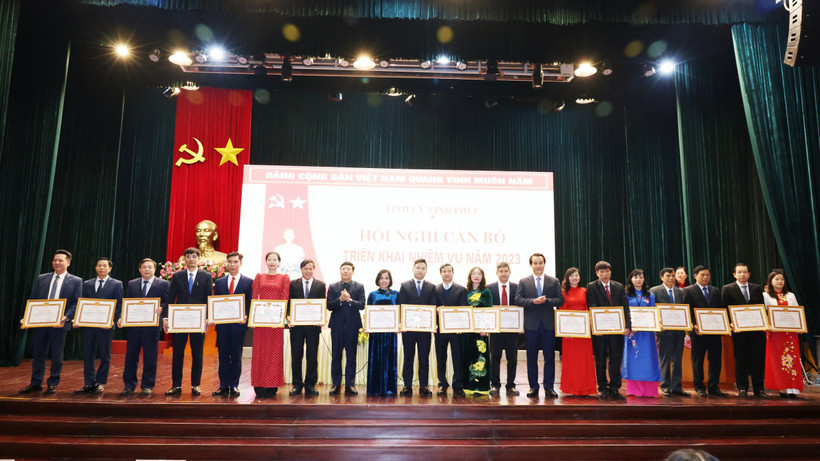 Thường trực Tỉnh ủy tặng bằng khen cho những cán bộ hoàn thành xuất sắc nhiệm vụ năm 2022.