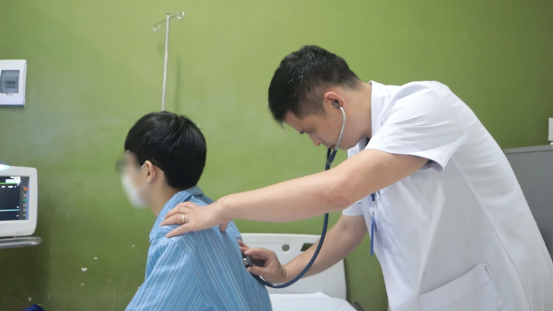 Bác sĩ khám lại cho bệnh nhân sau khi phẫu thuật.