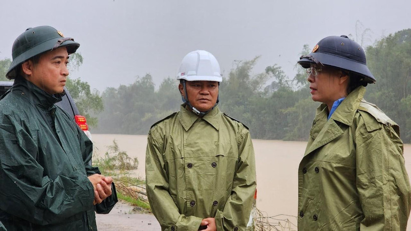 Bí thư Tỉnh ủy Quảng Ngãi Bùi Thị Quỳnh Vân kiểm tra tình hình sạt lở bờ sông Cây Bứa, huyện Tư Nghĩa. 