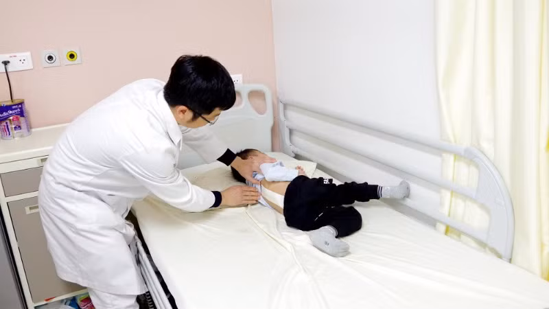 Khám cho trẻ cong vẹo cột sống.