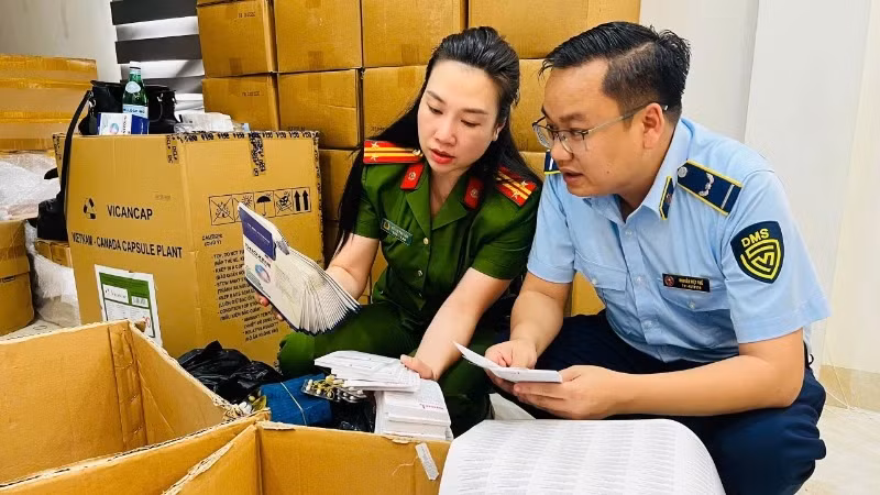 Lực lượng chức năng kiểm kê số thực phẩm chức năng, thiết bị y tế giả.