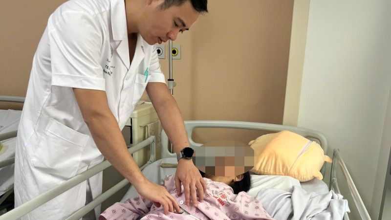 Tiến sĩ, bác sĩ Phạm Văn Hiệp, Khoa Phẫu thuật ống tiêu hóa, Bệnh viện Trung ương Quân đội 108 khám cho bệnh nhân sau phẫu thuật.