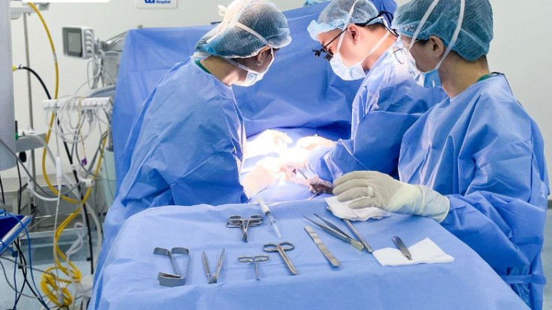 Các bác sĩ phẫu thuật cấp cứu ngay sau khi em bé chào đời.