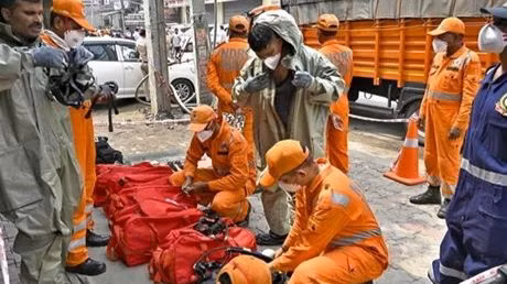 Lực lượng Ứng phó thảm họa quốc gia Ấn Độ được triển khai tại hiện trường vụ rò rỉ khí gas ở bang Punjab. (Ảnh: AFP/TTXVN)