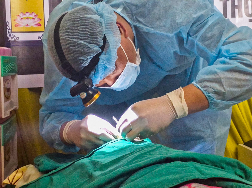 Bác sĩ tiến hành lấy giác mạc của cụ ông 86 tuổi.