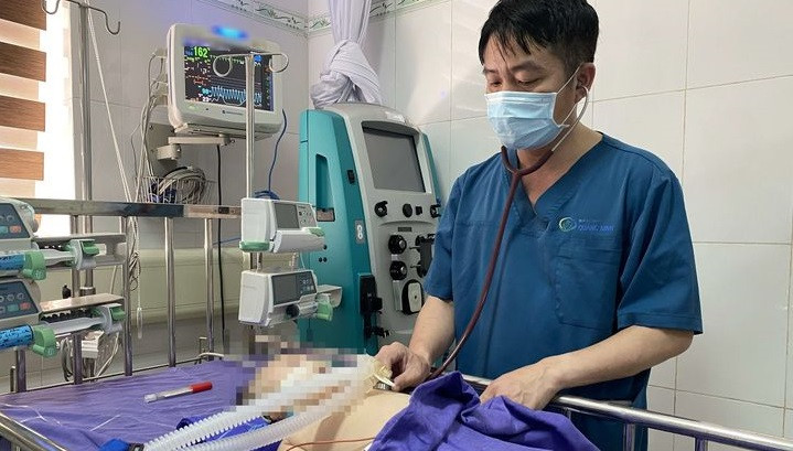 Bệnh nhi viêm màng não được chăm sóc tích cực tại Bệnh viện Sản Nhi Quảng Ninh. 