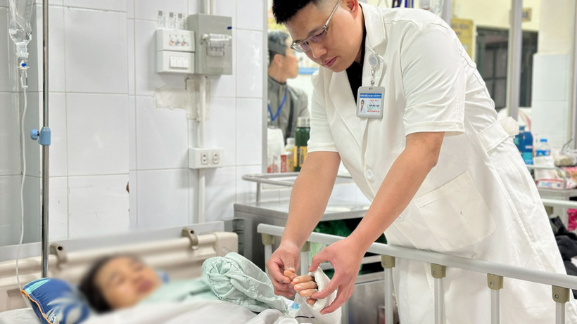 Người bệnh L.T.N (nữ, 54 tuổi, Sơn La) bị gãy hở độ 2 xương cánh tay trái, chấn thương ngực và vai phải. 