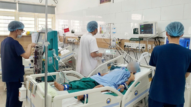 Người vợ hôn mê sâu do ngộ độc nấm.