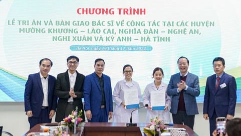 Bàn giao bác sĩ cho các cơ sở y tế tuyến huyện.