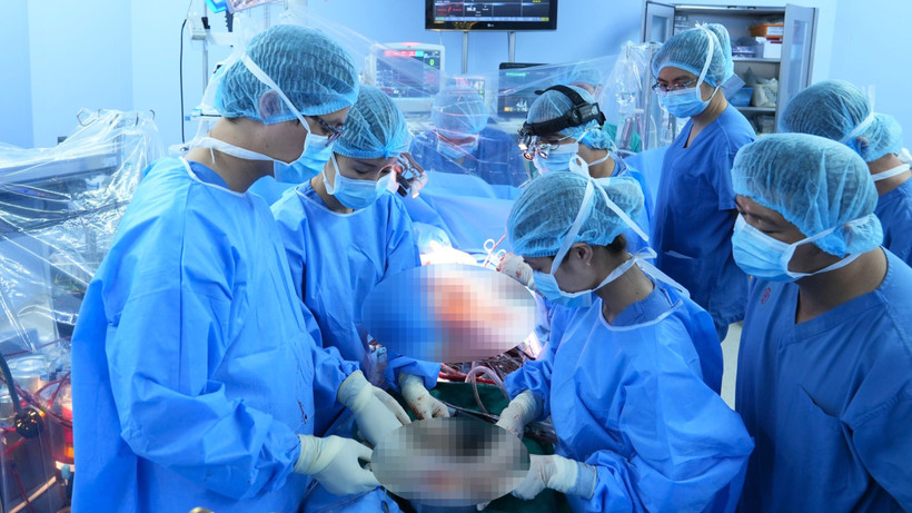 Các bác sĩ tiến hành ca ghép tim cho người bệnh.