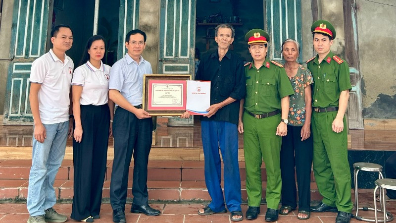 Đoàn công tác của Hiệp hội Phòng cháy chữa cháy và Cứu nạn cứu hộ Việt Nam cùng Phòng Cảnh sát Phòng cháy chữa cháy và cứu nạn cứu hộ, Công an tỉnh Phú Thọ tặng quà tri ân gia đình anh Đặng Duy Doanh. 
