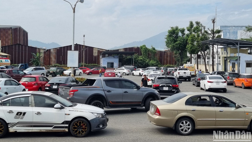 Hàng chục xe ô-tô chờ đăng kiểm.